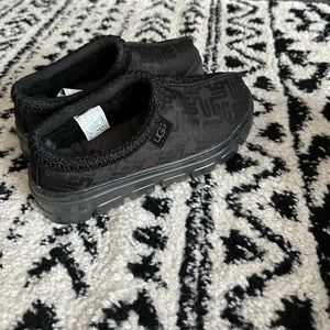 Brand new UGG TASMAN GRAPHIC MONOGRAM BLACK SLIPPERS - WOMEN'S size 5
